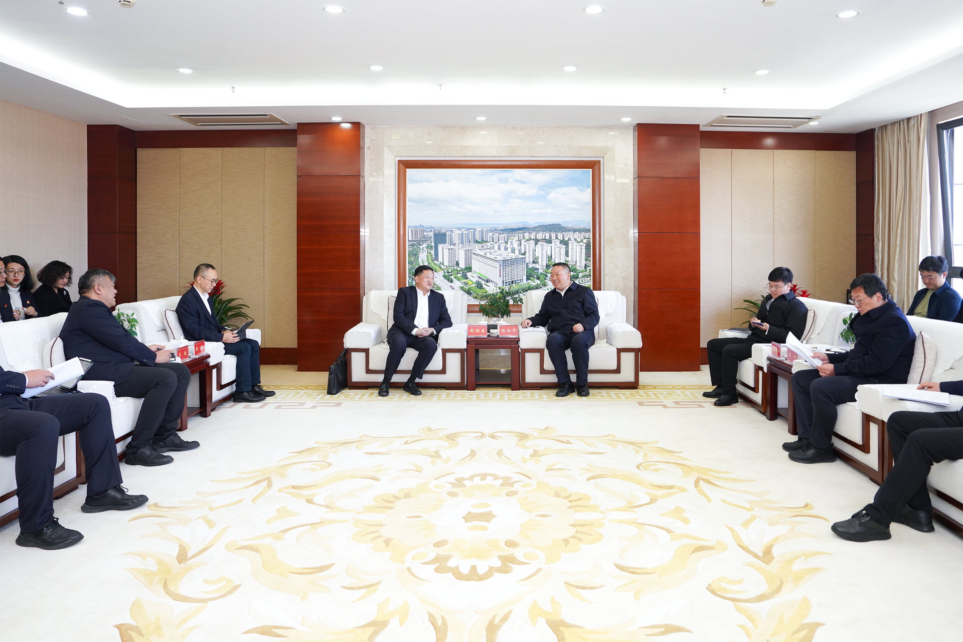 集团与民生银行昆明分行互换座谈
