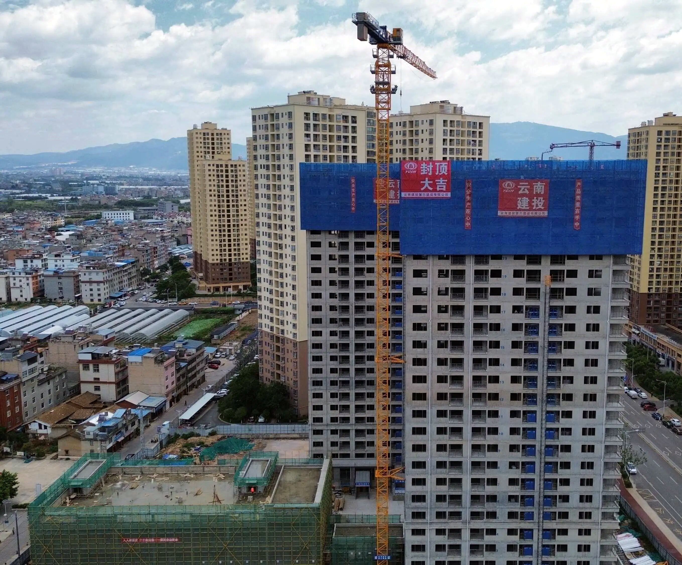 2024年玉溪市红塔区玉带街路高铁新城片区保险性租赁住房项目主体结构顺利封顶.jpg