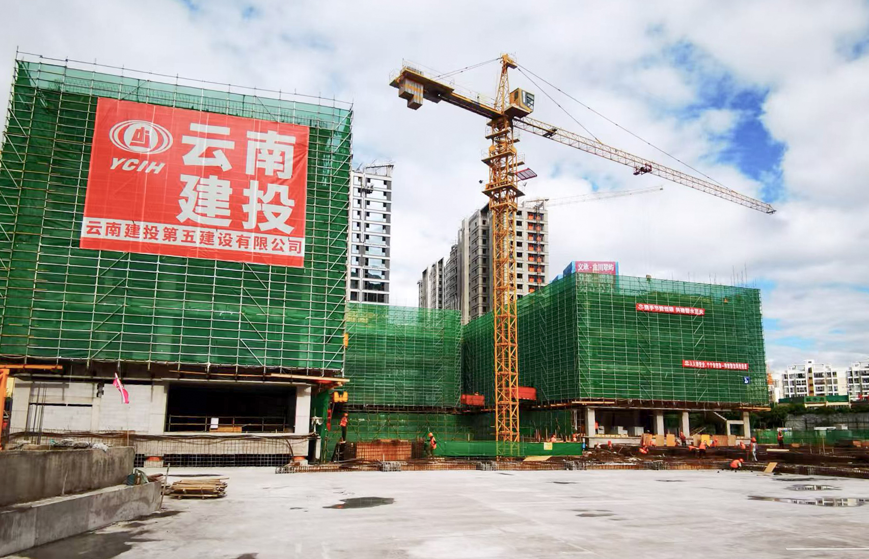 五华区WH-XB-A2-01-04地块新建中学项目讲授楼主体结构顺利封顶