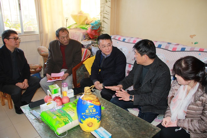张骏探望慰问集团退休老辅导及三公司难题党员和职工