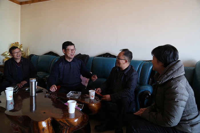 翁斌走访慰问集团老辅导、老党员和难题职工