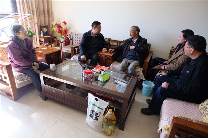 陈文双走访慰问集团老辅导及难题党员职工