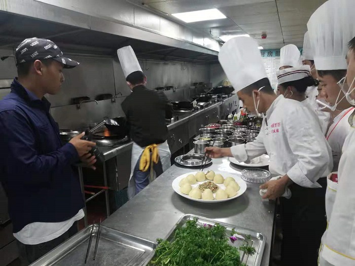 央视科教频路《夜郎寻味》节目到慕俄格酒店拍摄取景