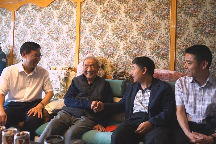 省国资委一级巡视员李明秋走访慰问集团老党员和难题党员